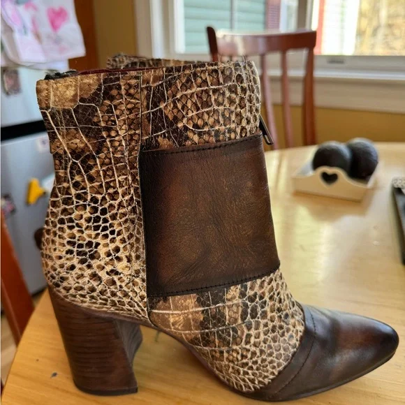Freebird by Steven CUSTOM JOEY Brown & Cream Snake-Print Buckle Ankle Boots - Picture 3 of 8